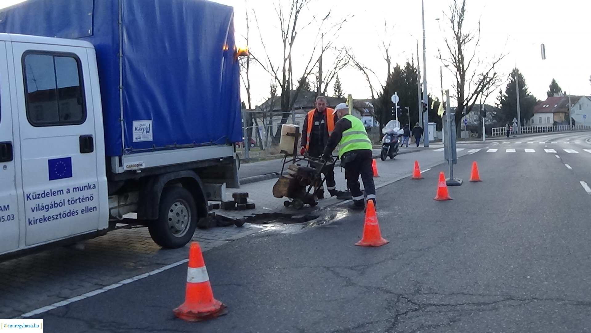Közműhelyreállítási munkálatokat végez a NYÍRVV a Hunyadi utcán