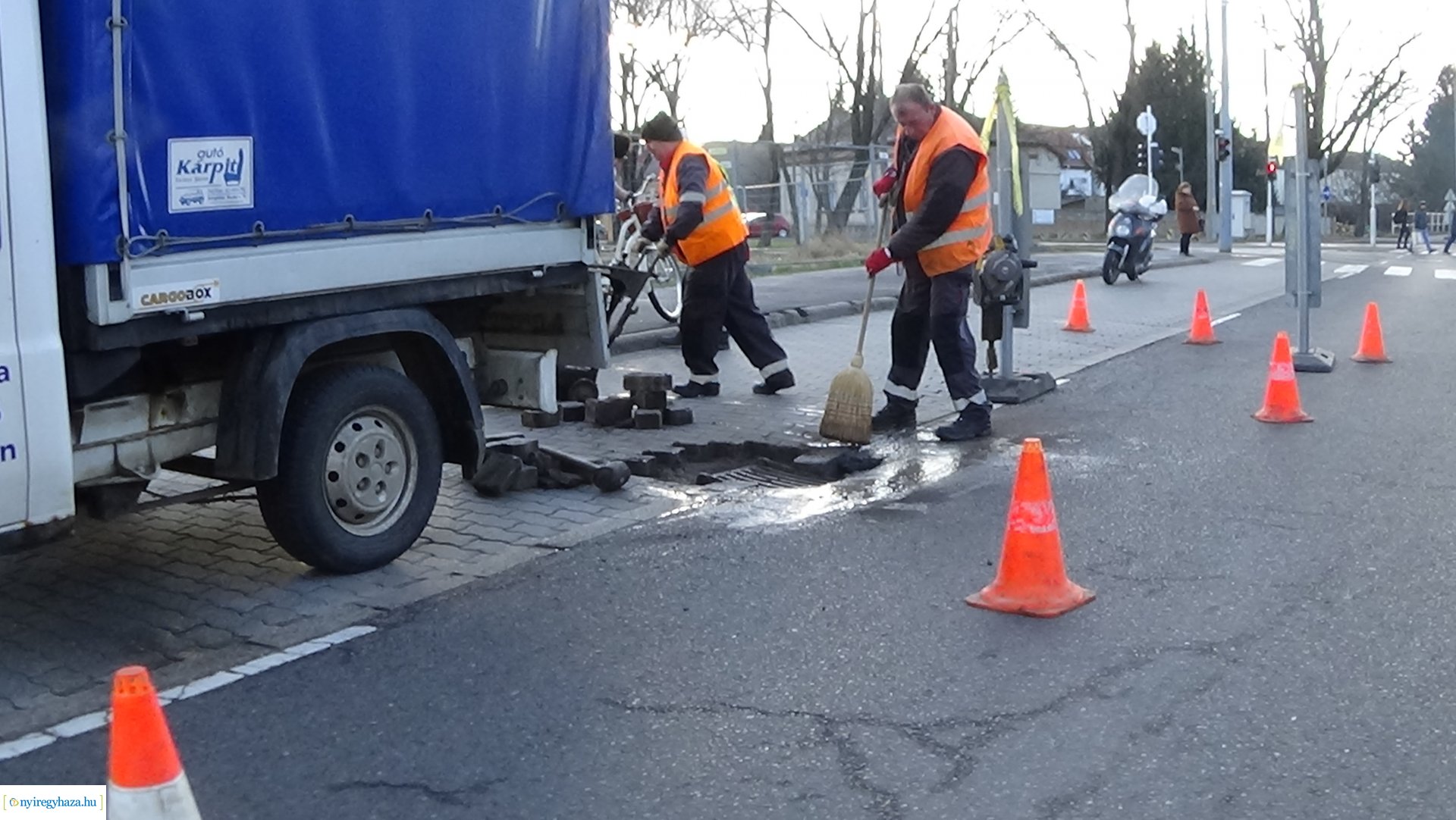 Közműhelyreállítási munkálatokat végez a NYÍRVV a Hunyadi utcán