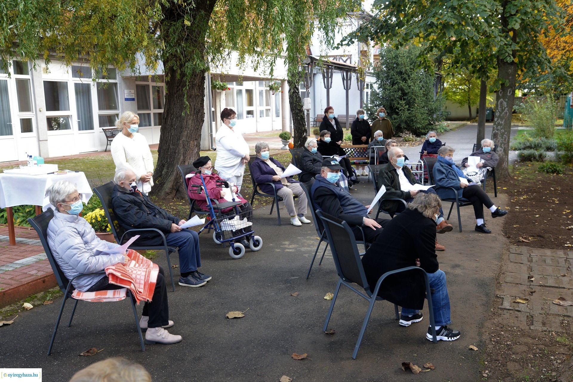 Közös gyertyagyújtás a Szociális Gondozási Központ  Pacsirta utcai intézményében