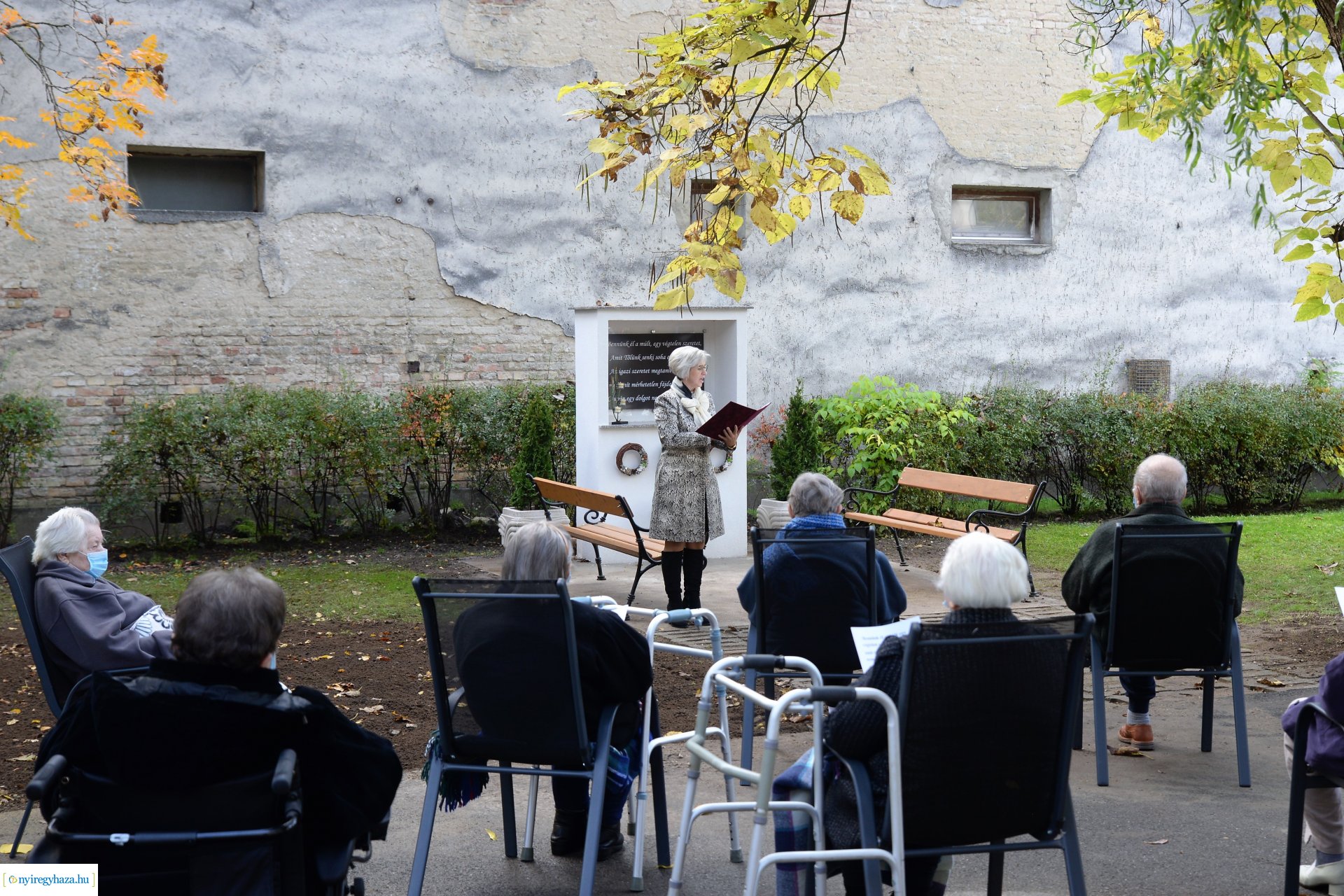 Közös gyertyagyújtás a Szociális Gondozási Központ  Pacsirta utcai intézményében