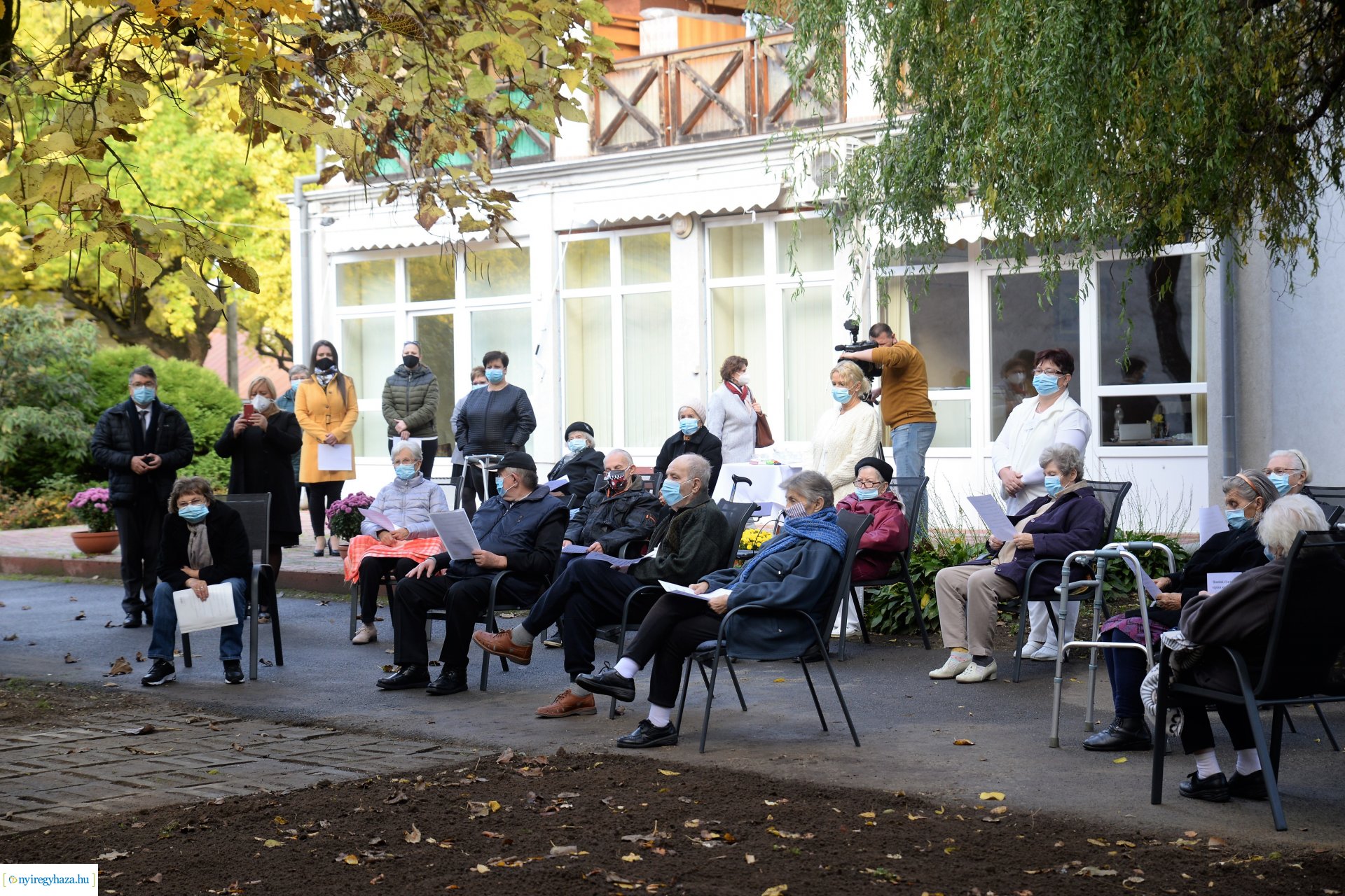 Közös gyertyagyújtás a Szociális Gondozási Központ  Pacsirta utcai intézményében