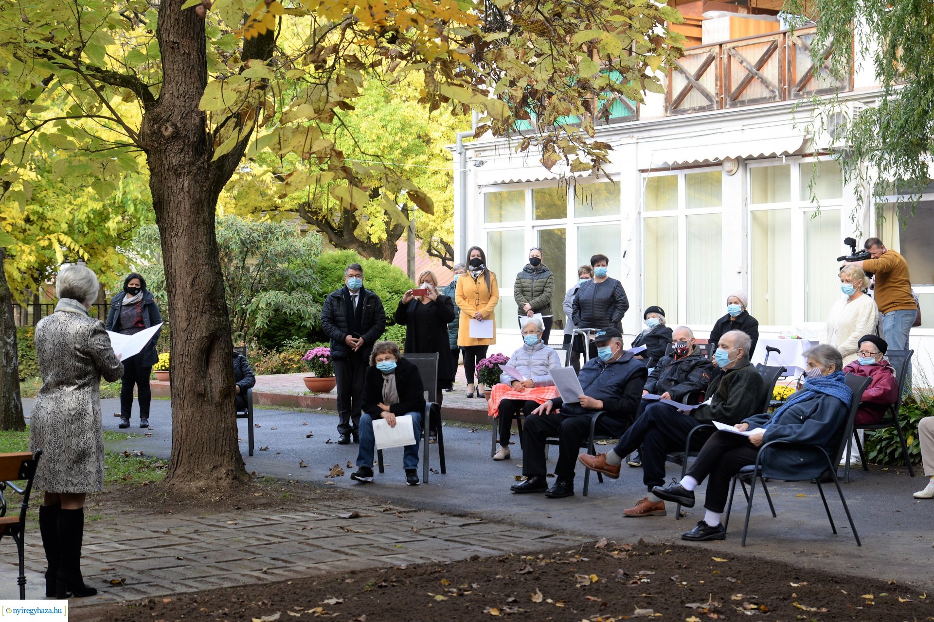 Közös gyertyagyújtás a Szociális Gondozási Központ  Pacsirta utcai intézményében