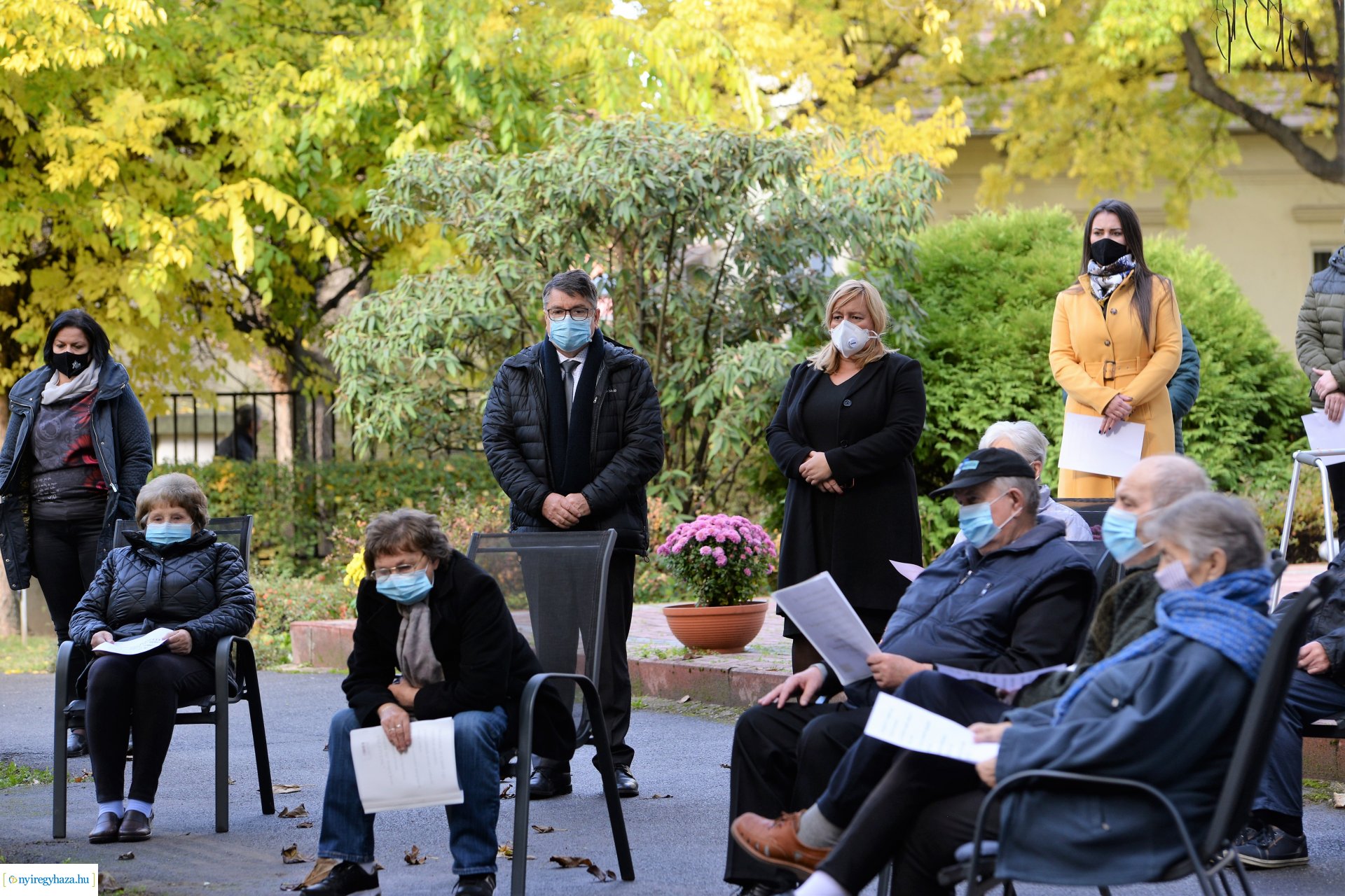 Közös gyertyagyújtás a Szociális Gondozási Központ  Pacsirta utcai intézményében
