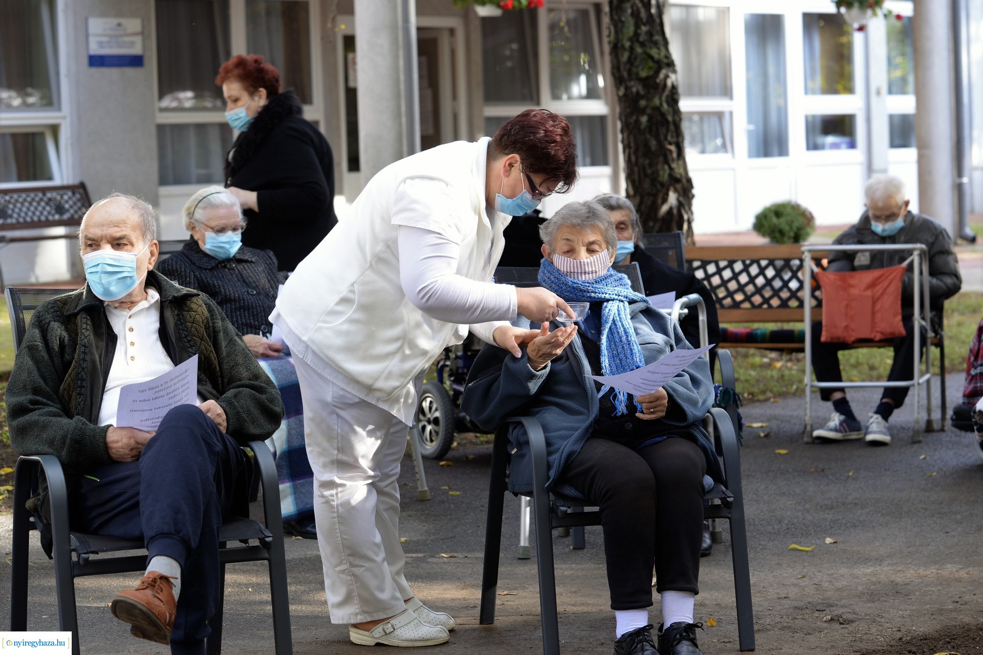 Közös gyertyagyújtás a Szociális Gondozási Központ  Pacsirta utcai intézményében