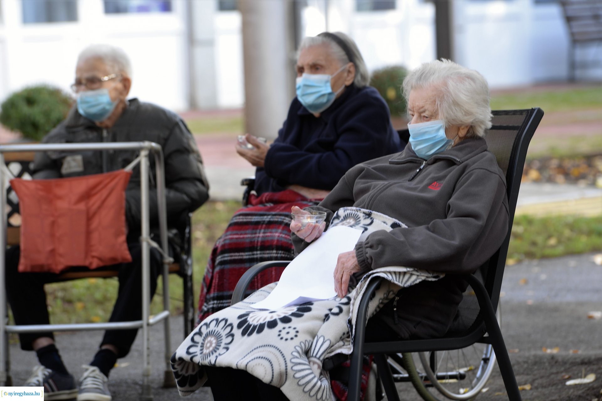 Közös gyertyagyújtás a Szociális Gondozási Központ  Pacsirta utcai intézményében