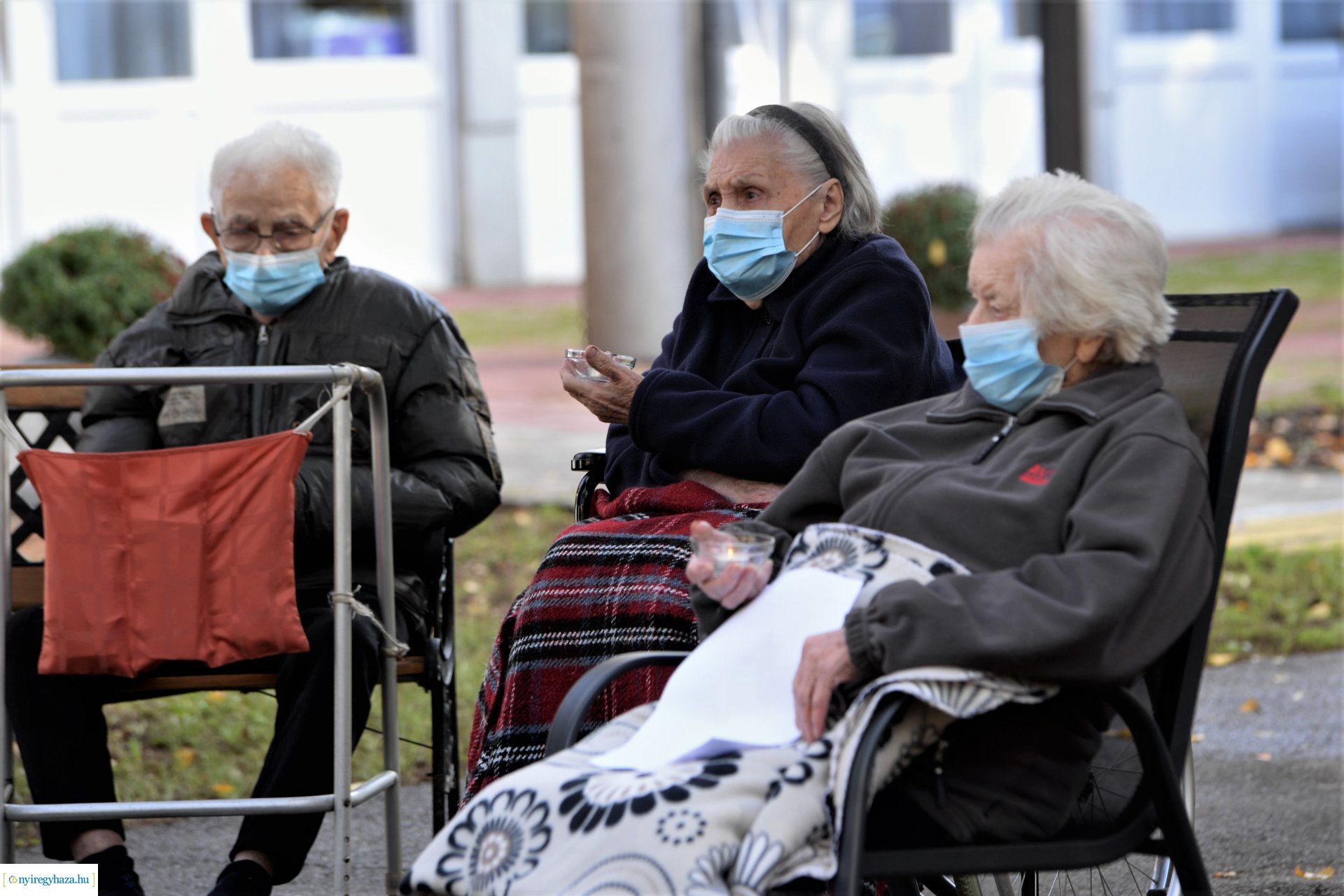 Közös gyertyagyújtás a Szociális Gondozási Központ  Pacsirta utcai intézményében