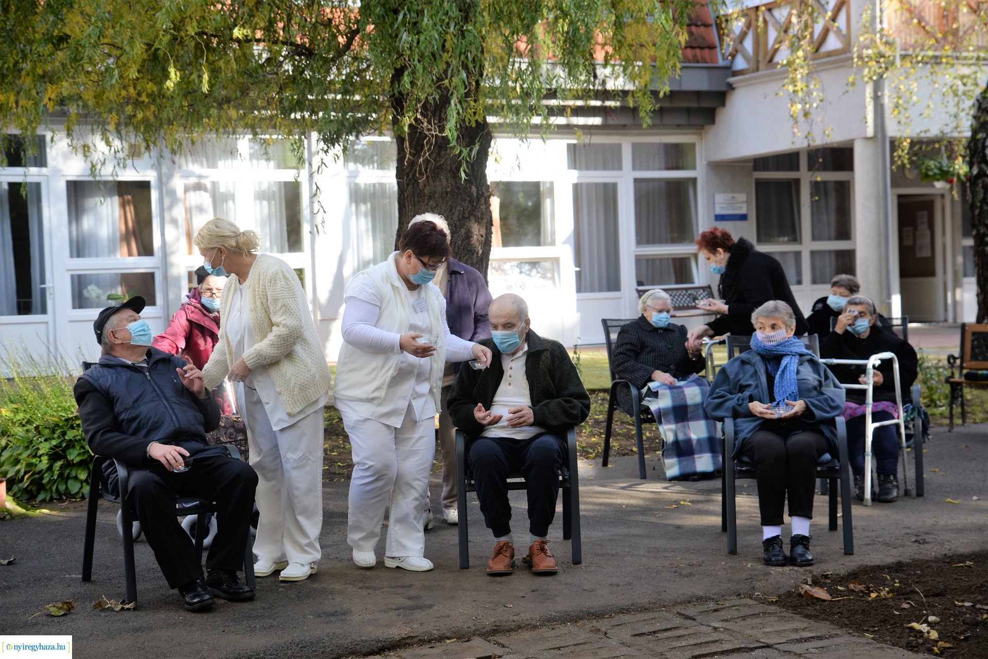 Közös gyertyagyújtás a Szociális Gondozási Központ  Pacsirta utcai intézményében