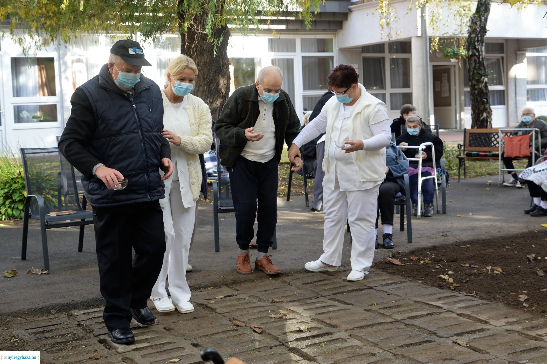 Közös gyertyagyújtás a Szociális Gondozási Központ  Pacsirta utcai intézményében