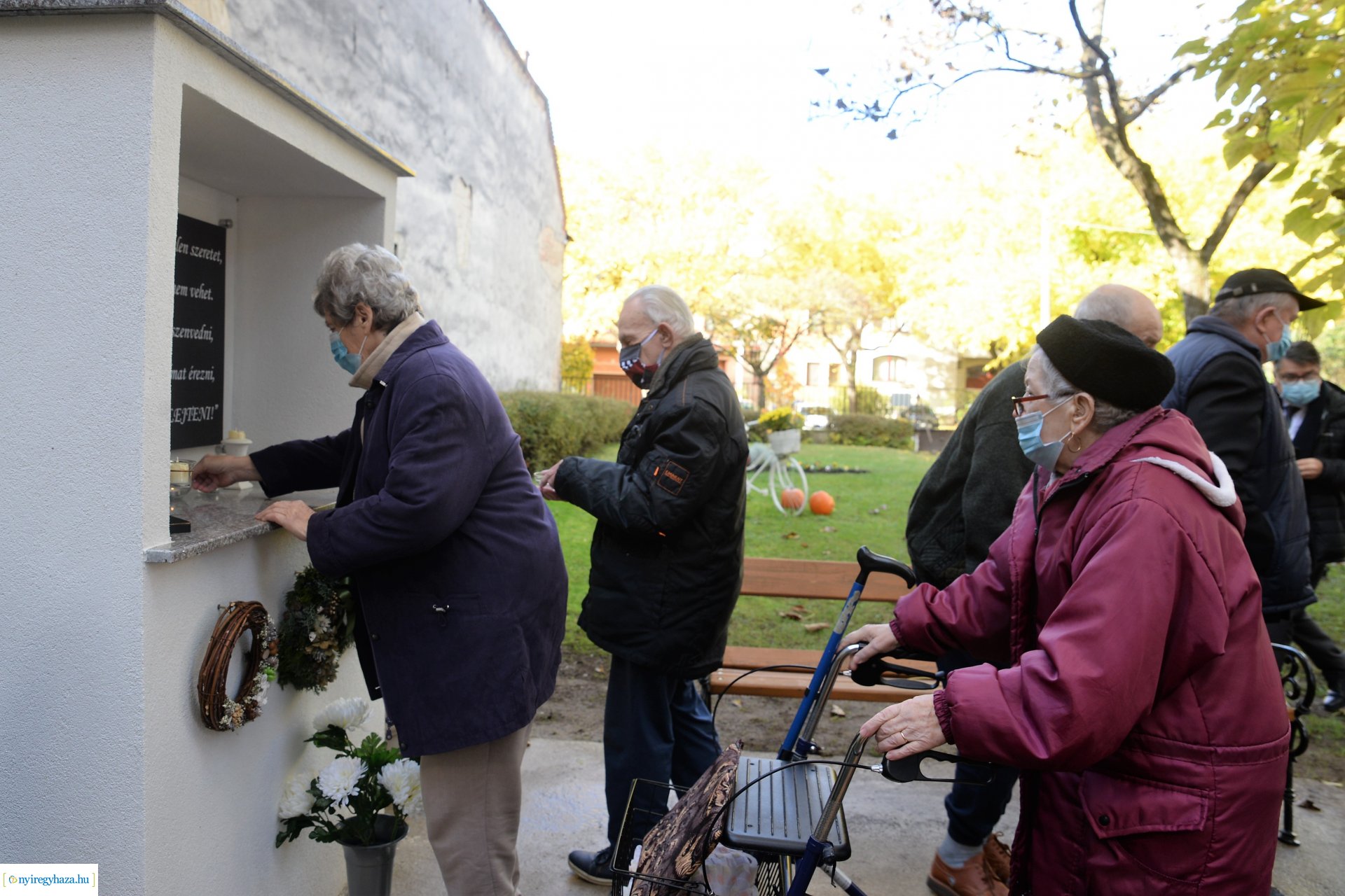Közös gyertyagyújtás a Szociális Gondozási Központ  Pacsirta utcai intézményében