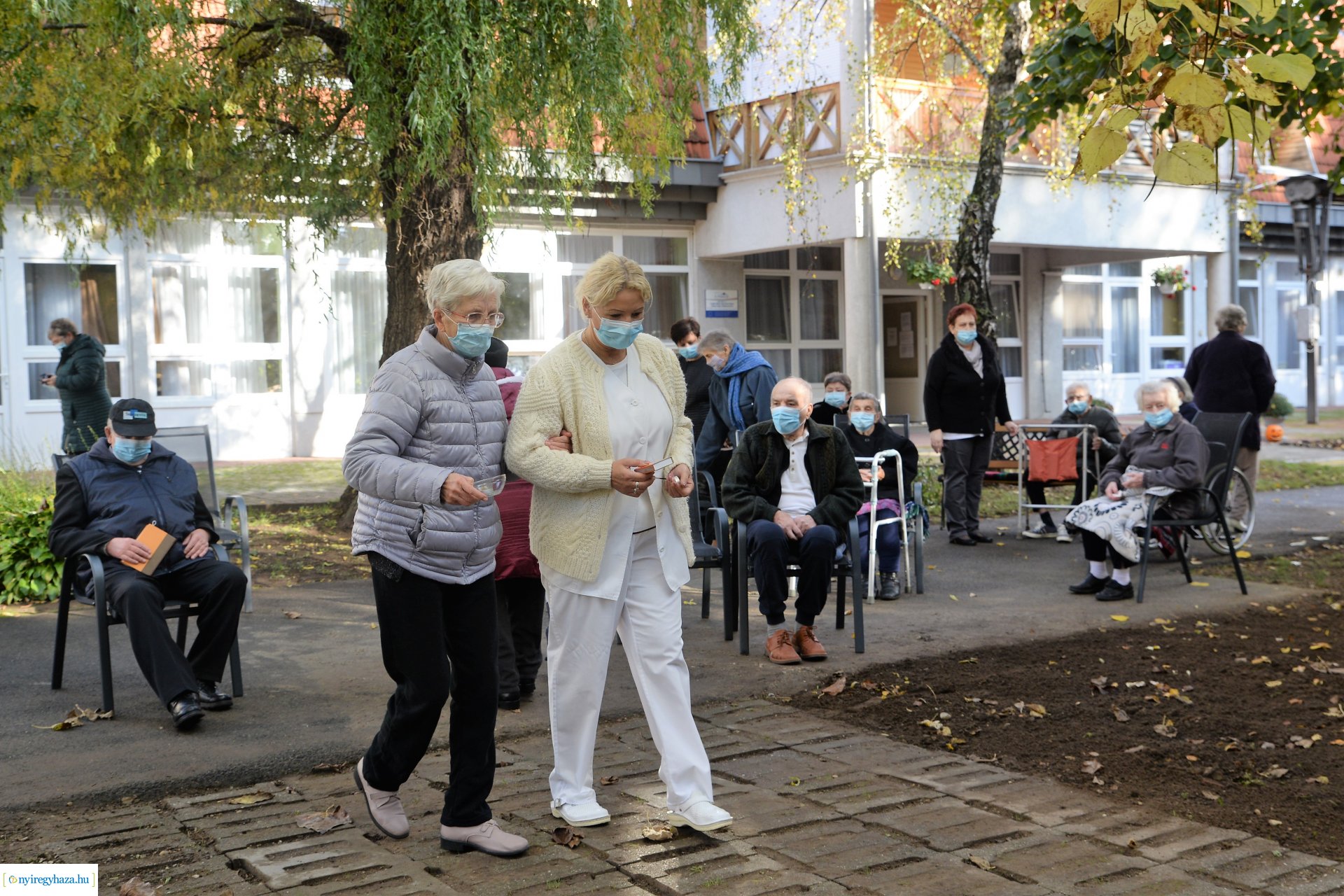 Közös gyertyagyújtás a Szociális Gondozási Központ  Pacsirta utcai intézményében