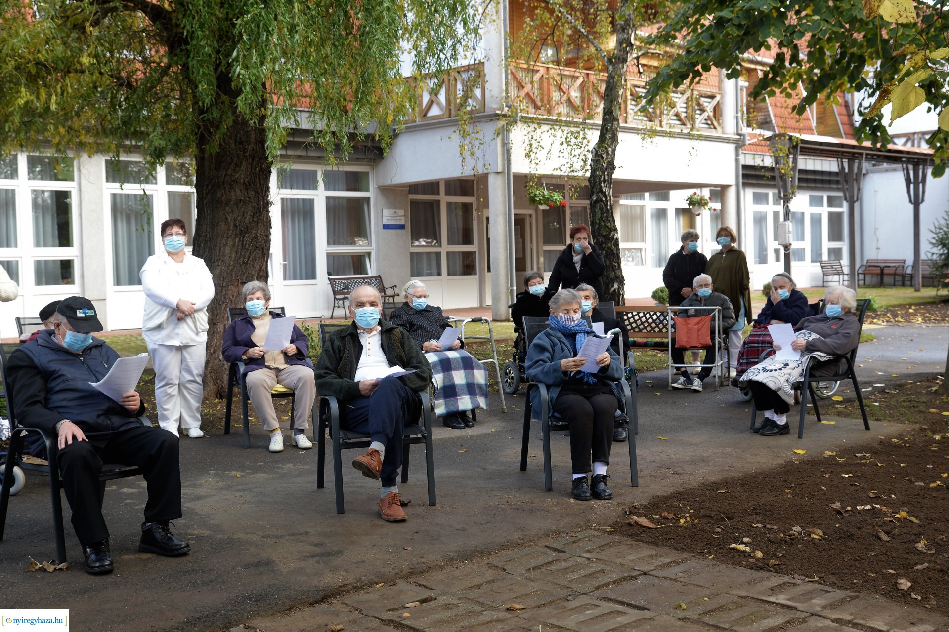 Közös gyertyagyújtás a Szociális Gondozási Központ  Pacsirta utcai intézményében