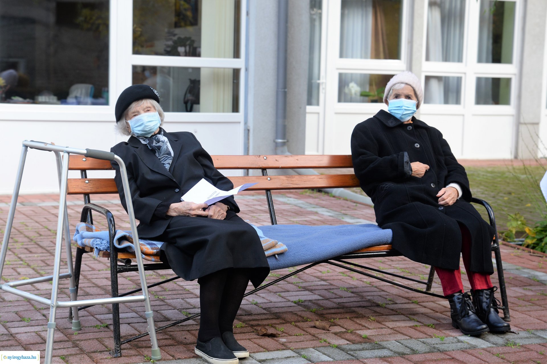 Közös gyertyagyújtás a Szociális Gondozási Központ  Pacsirta utcai intézményében