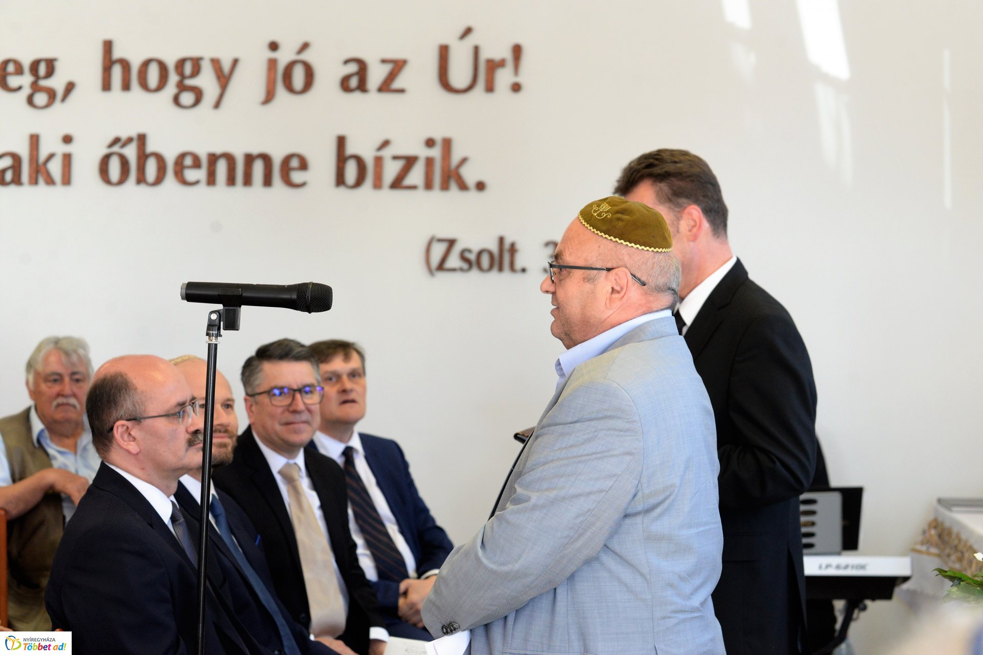 "Közös gyökereink és a megváltás fénye"