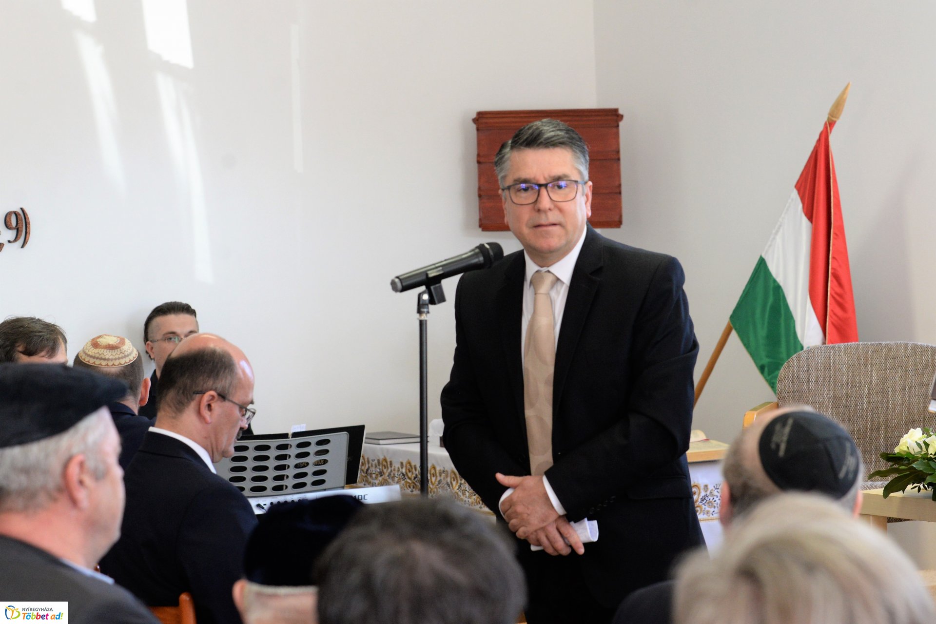 "Közös gyökereink és a megváltás fénye"