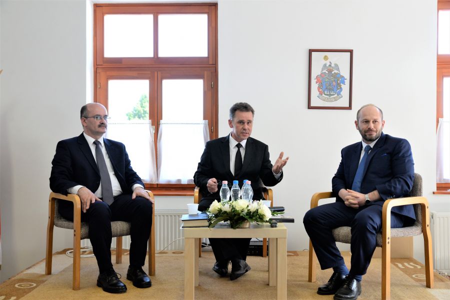"Közös gyökereink és a megváltás fénye"