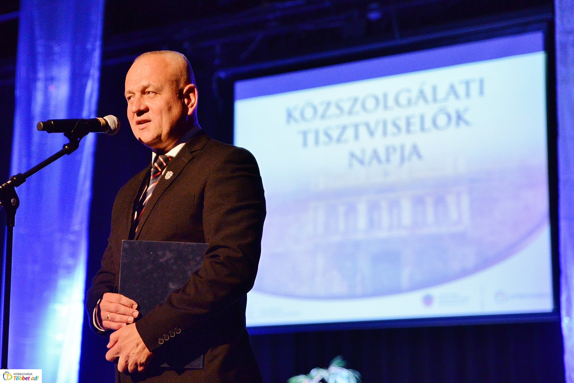 Köztisztviselők naja