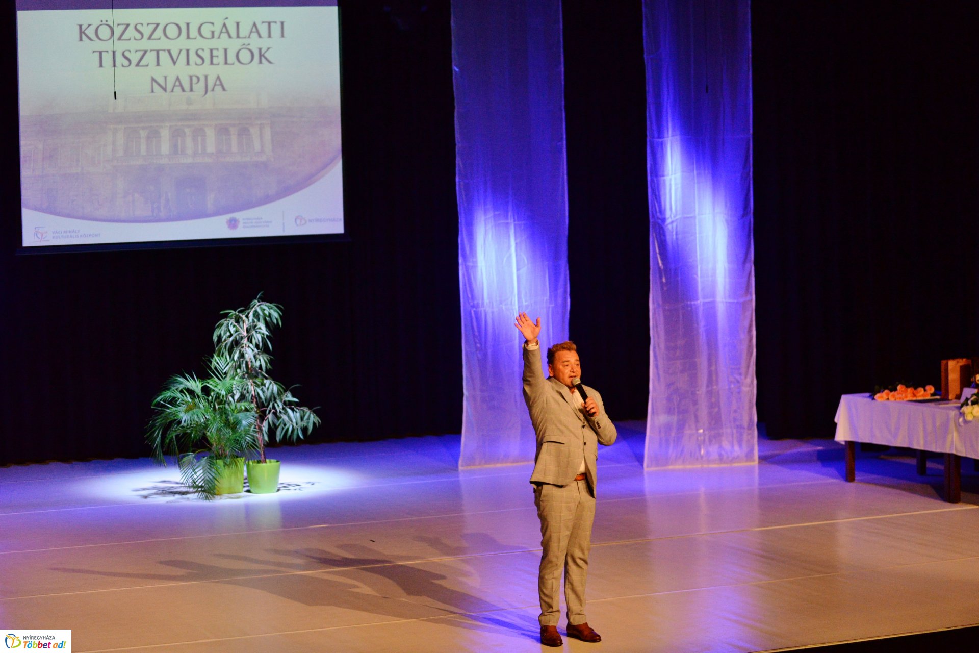 Köztisztviselők naja