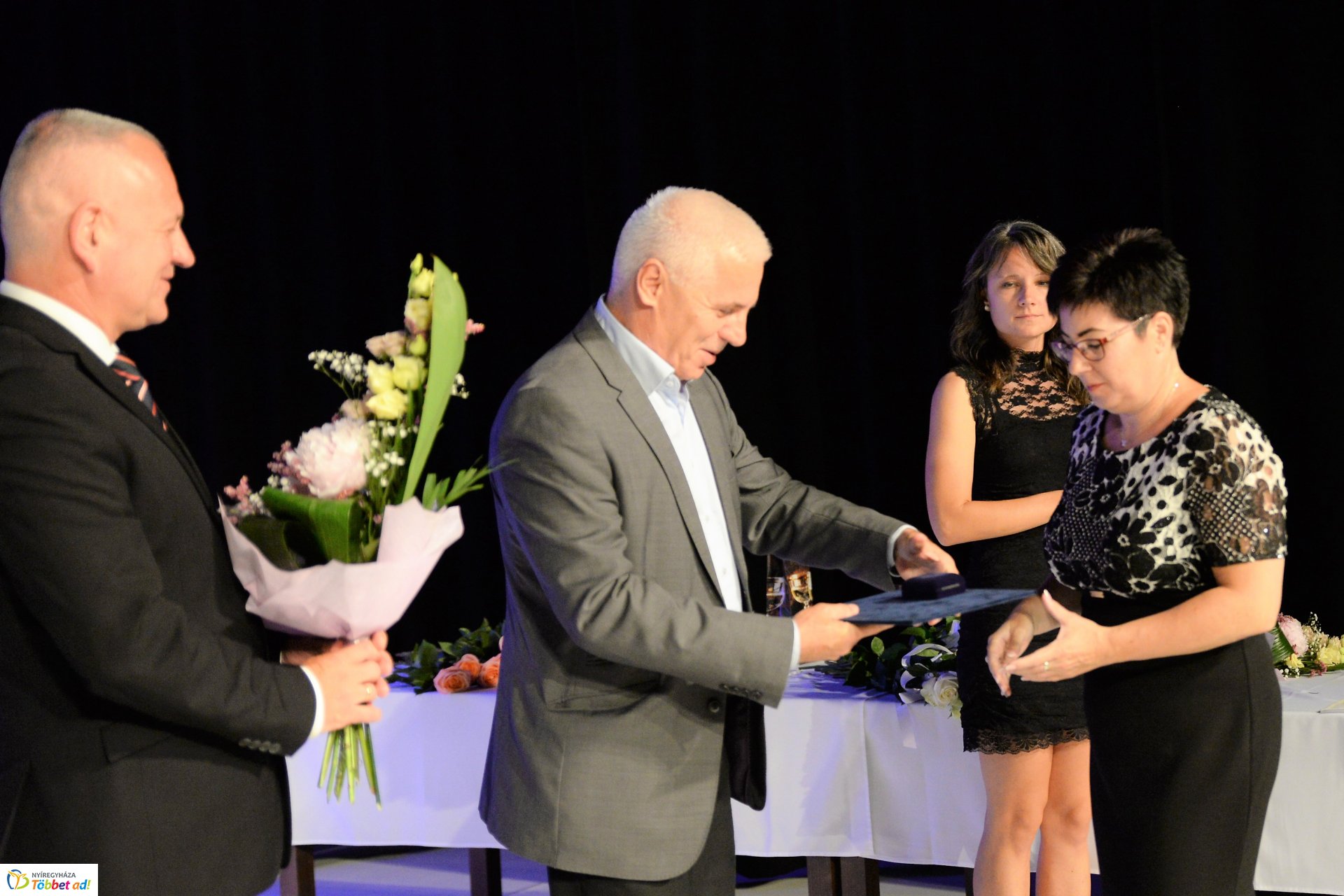 Köztisztviselők naja