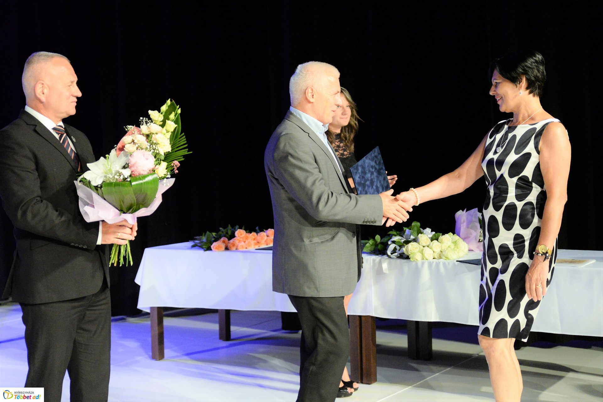 Köztisztviselők naja