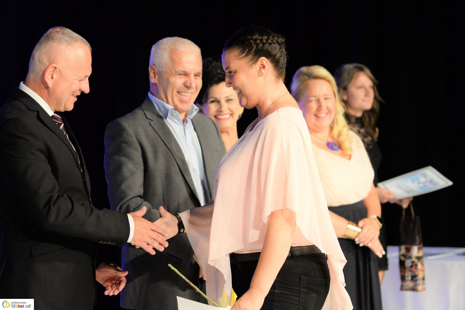 Köztisztviselők naja