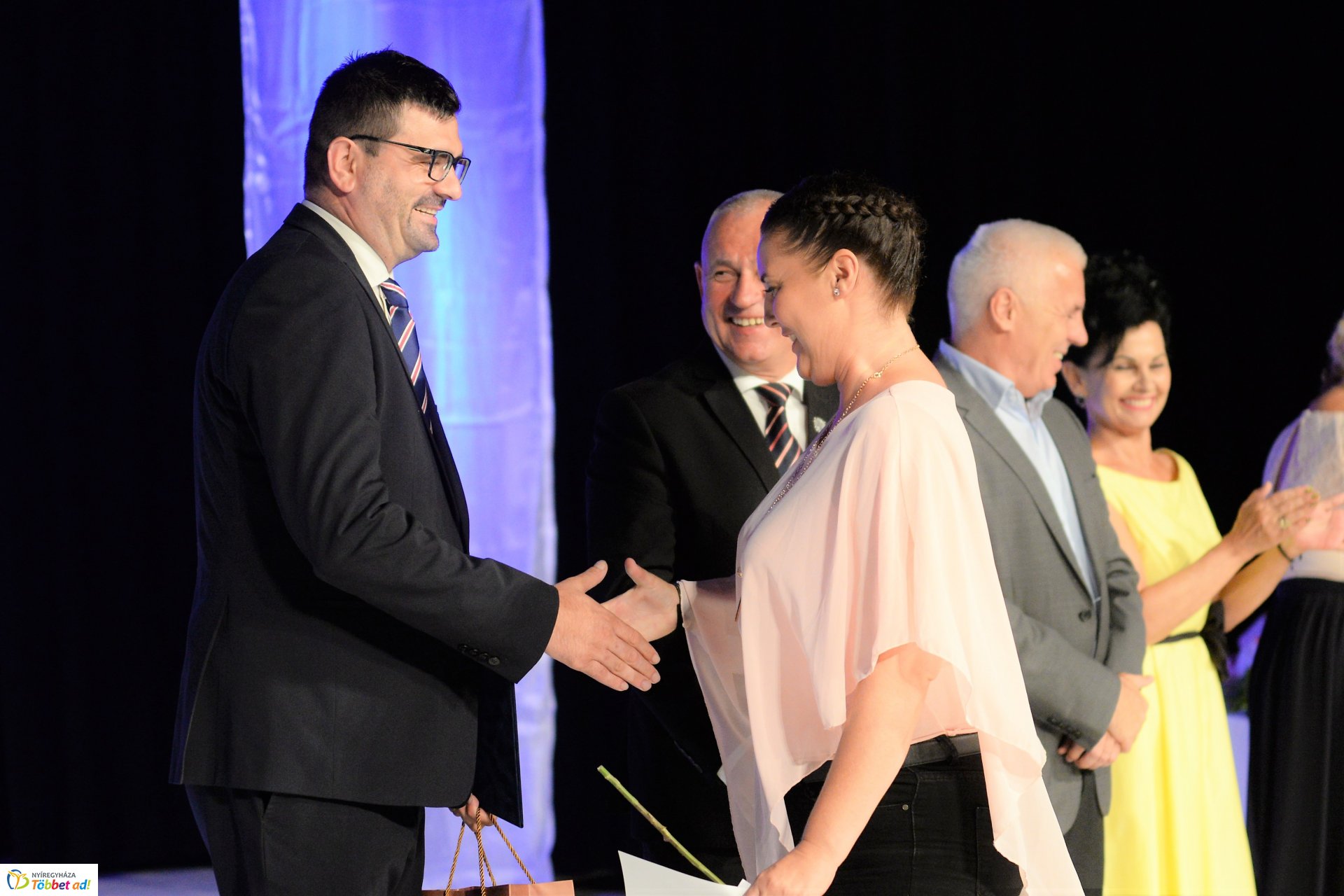 Köztisztviselők naja