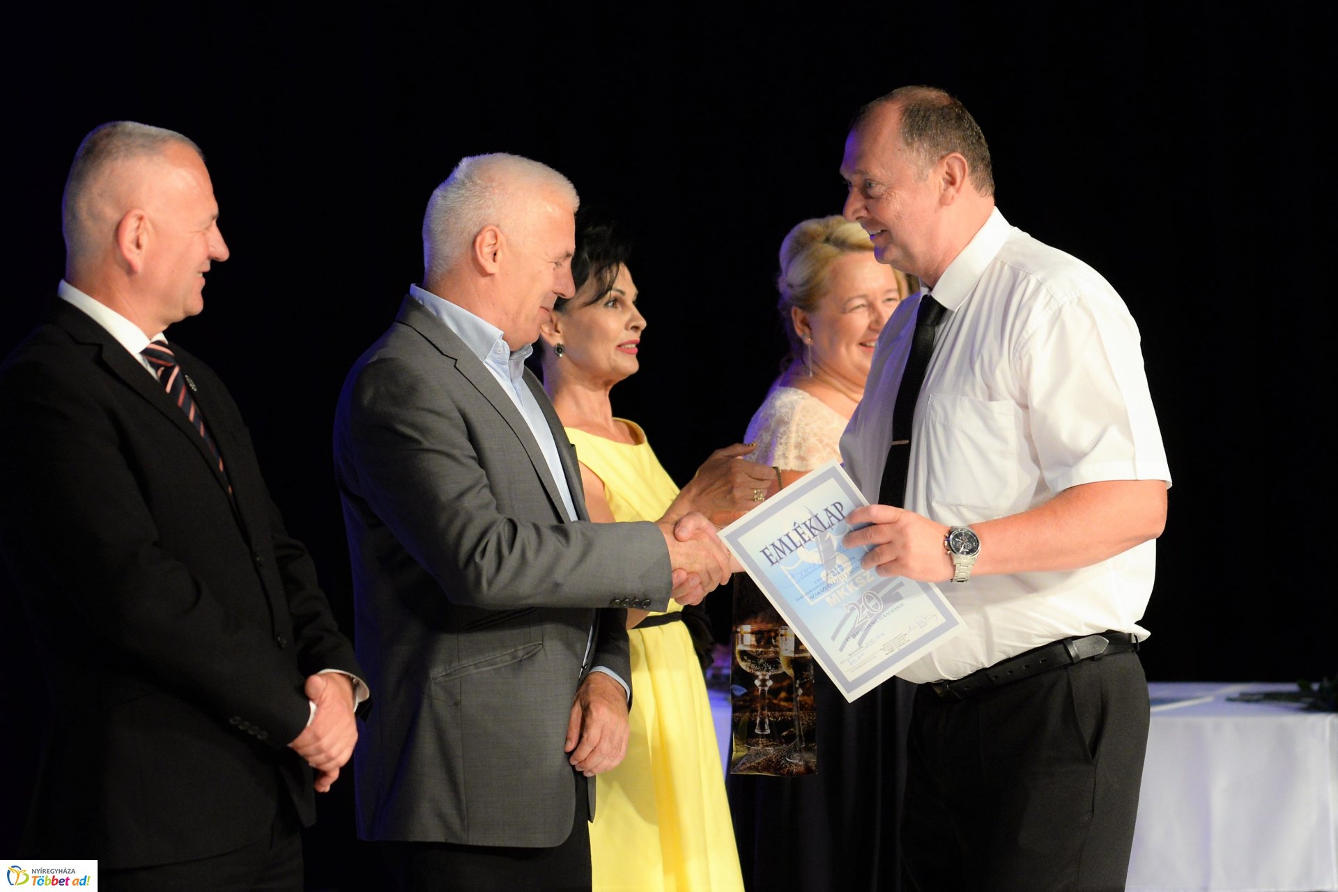 Köztisztviselők naja