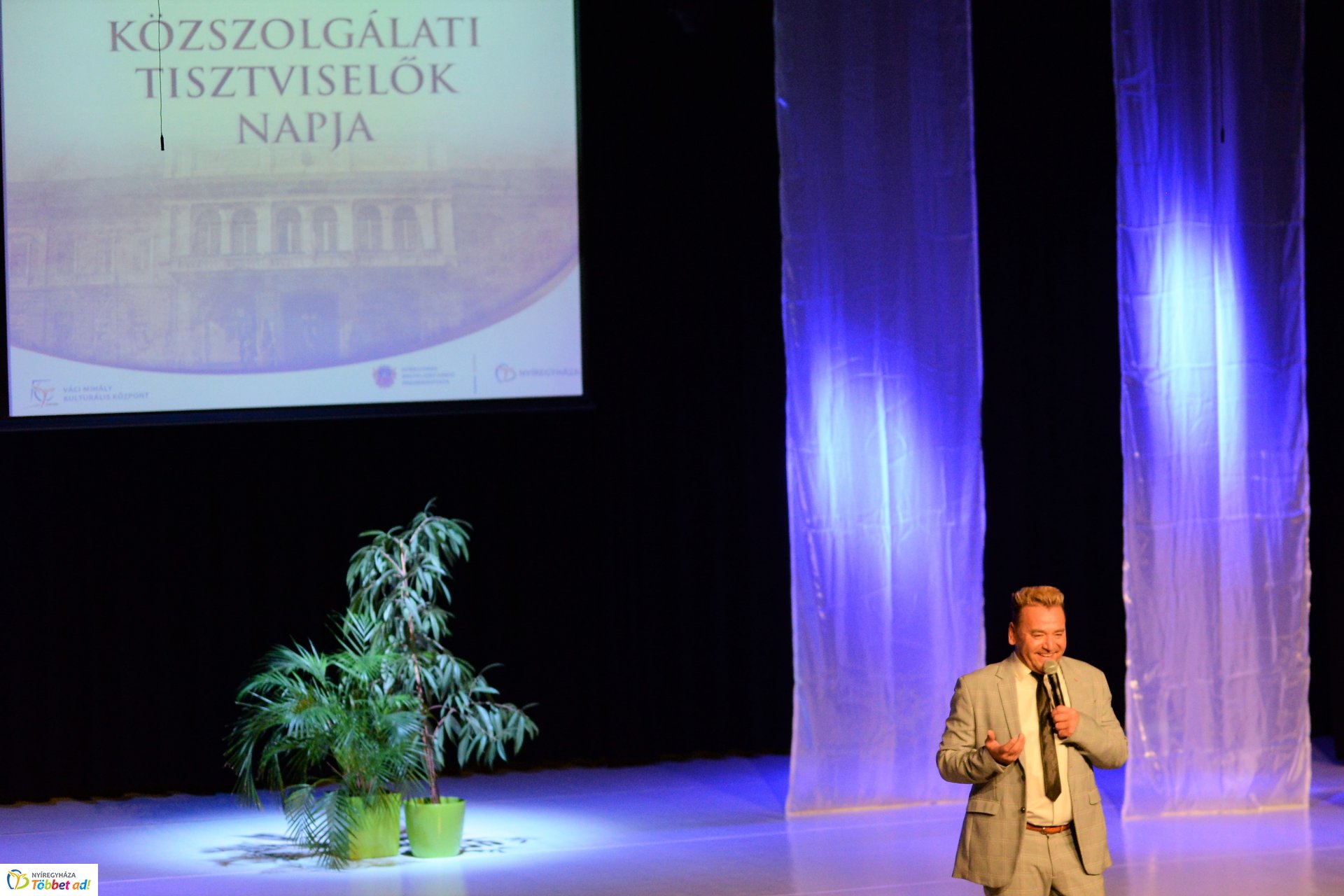 Köztisztviselők naja