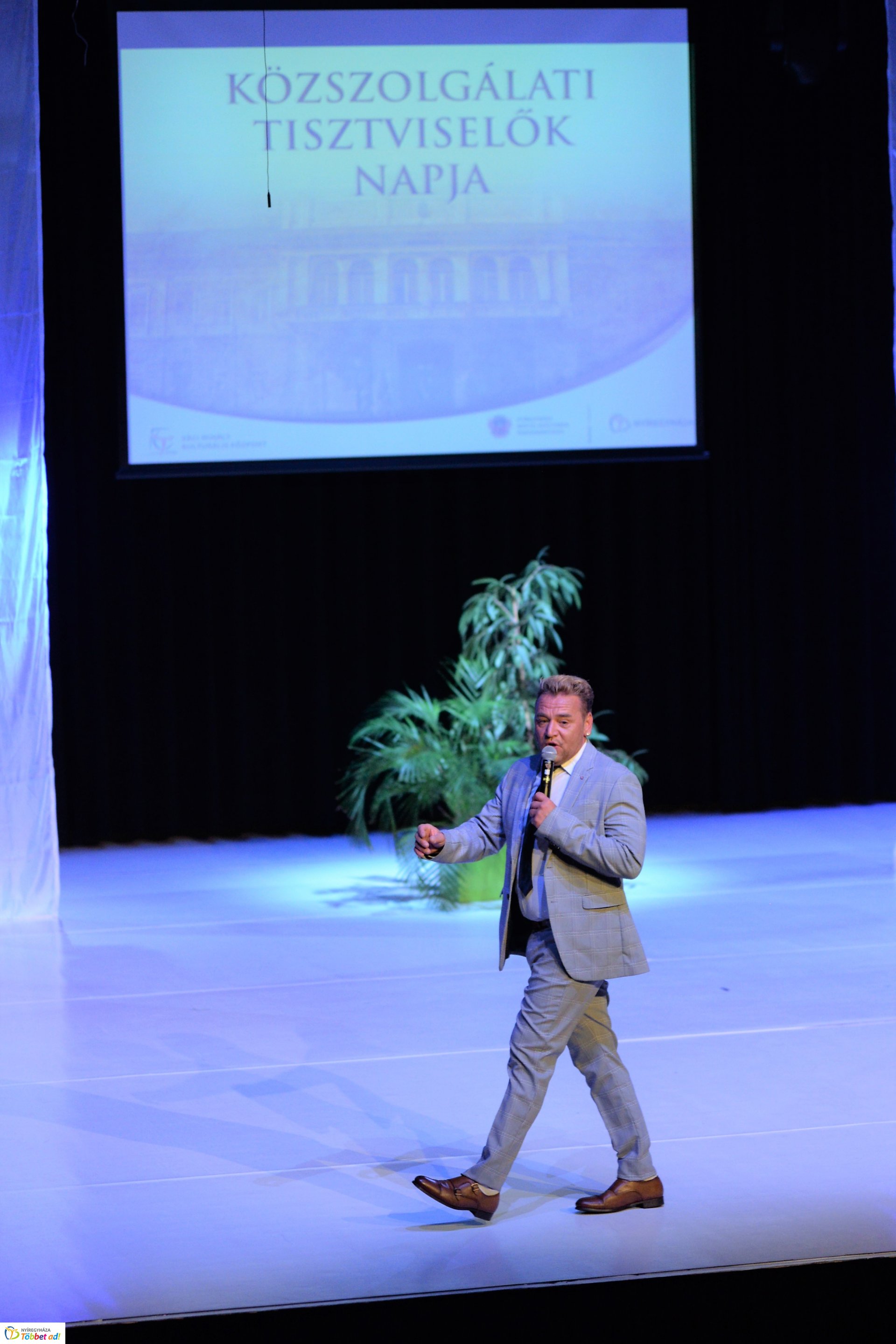 Köztisztviselők naja