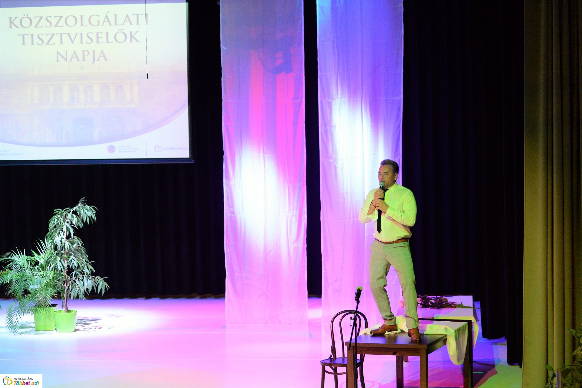 Köztisztviselők naja