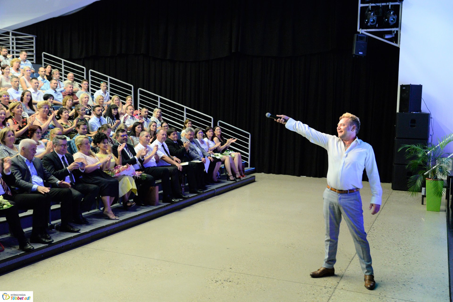 Köztisztviselők naja