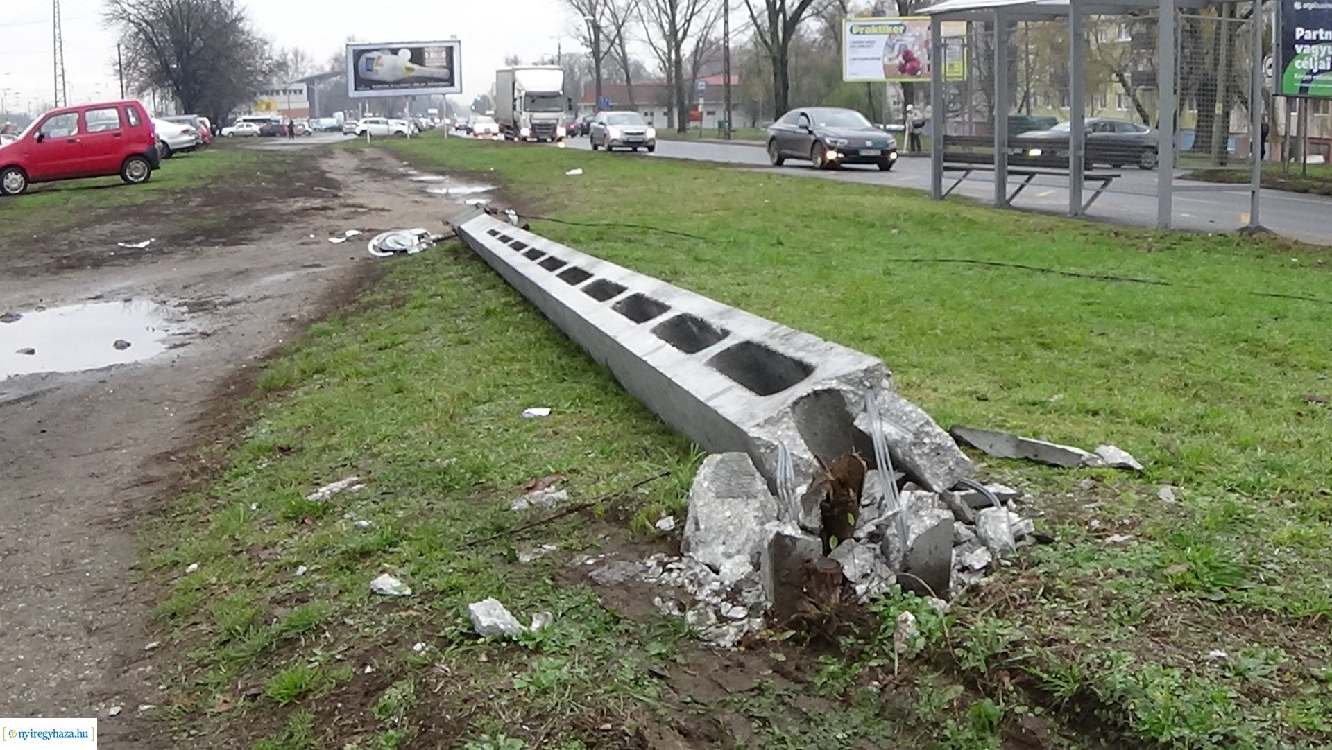 Közvilágítási oszlopnak tolatott egy nyerges vontató