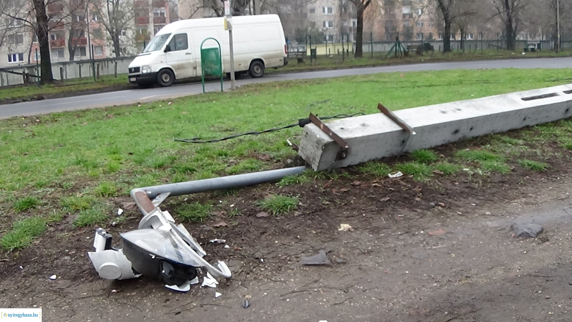 Közvilágítási oszlopnak tolatott egy nyerges vontató