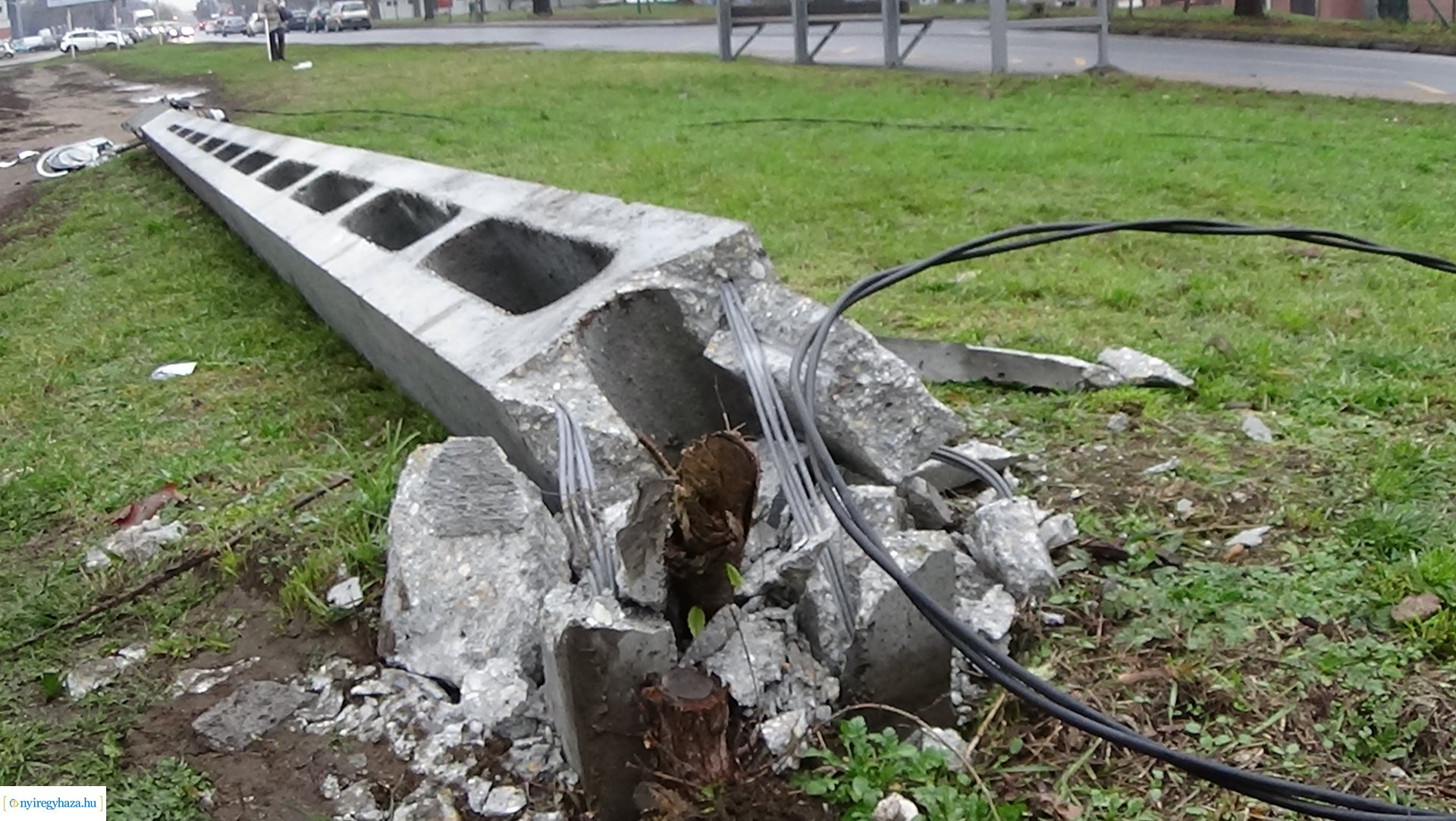 Közvilágítási oszlopnak tolatott egy nyerges vontató