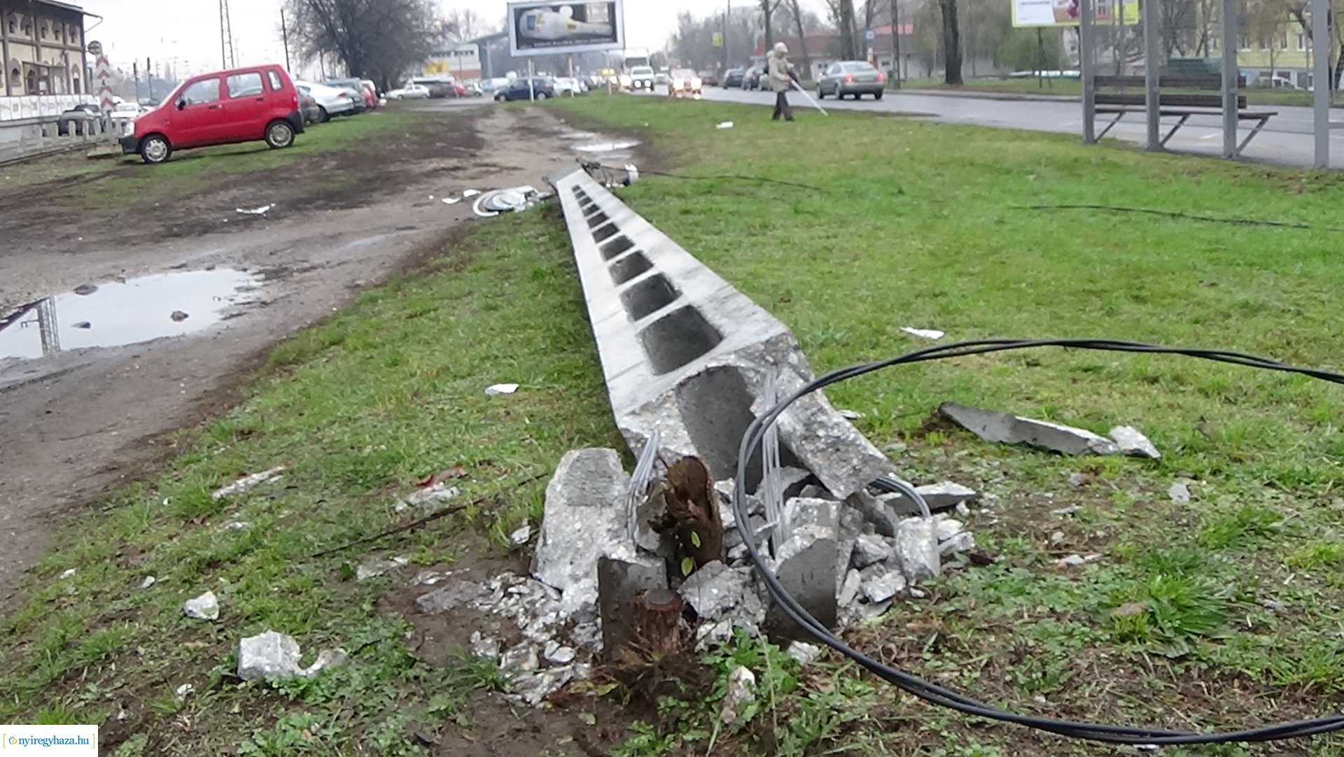 Közvilágítási oszlopnak tolatott egy nyerges vontató