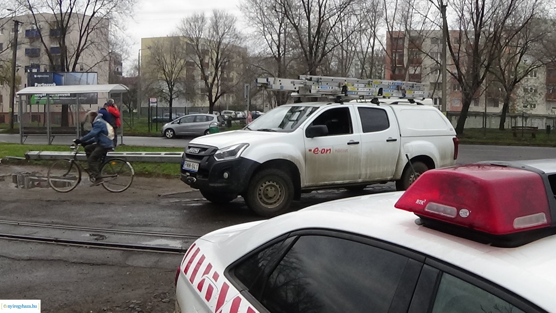 Közvilágítási oszlopnak tolatott egy nyerges vontató