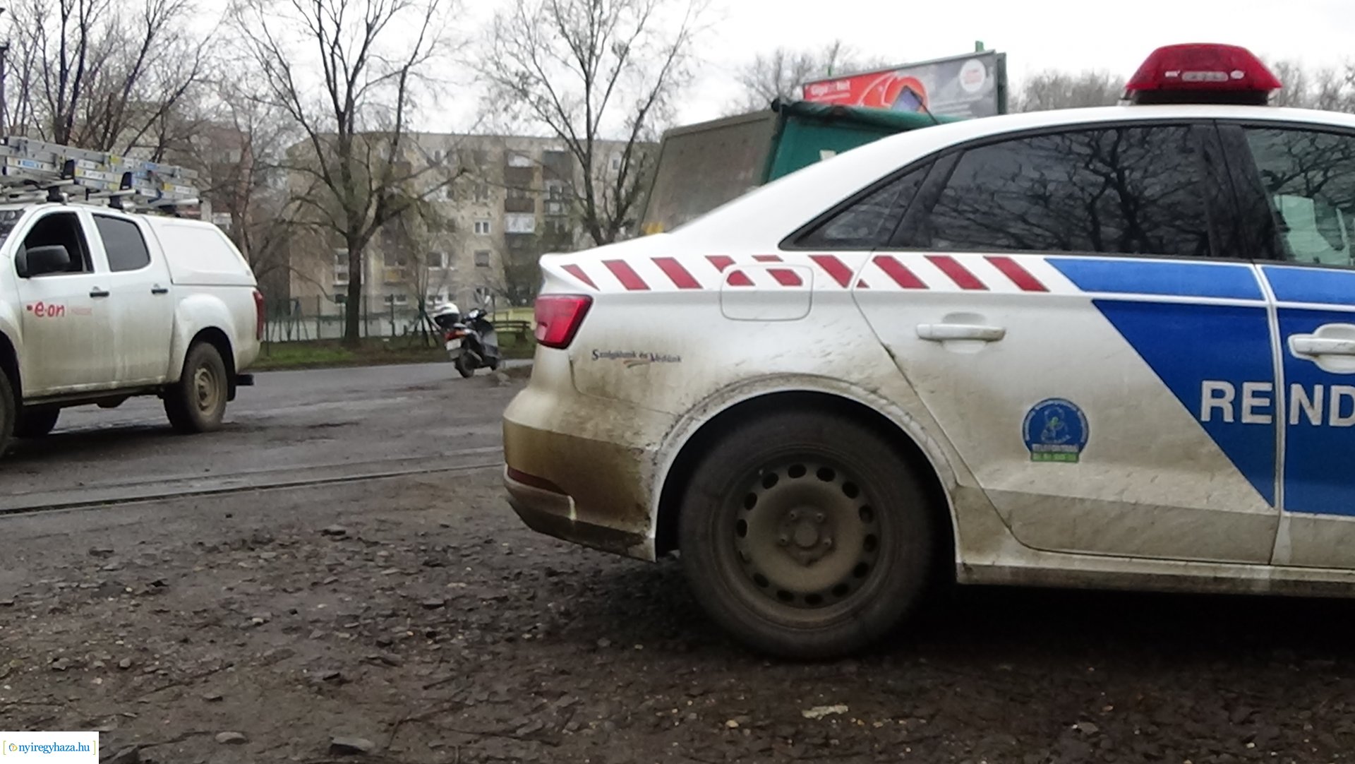 Közvilágítási oszlopnak tolatott egy nyerges vontató