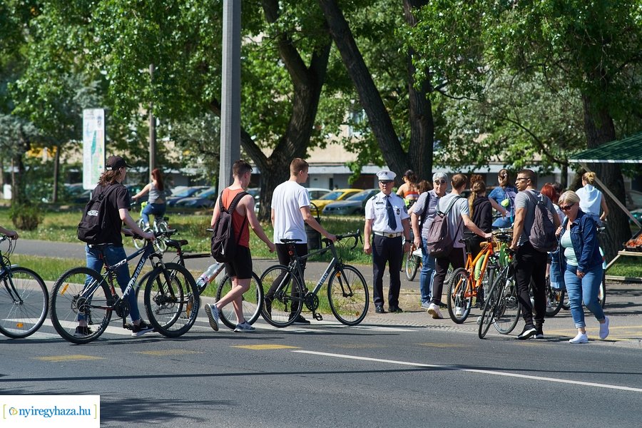 KRESZ tábla kihelyezés a Korányi-Eperjes utca sarkán 20220511