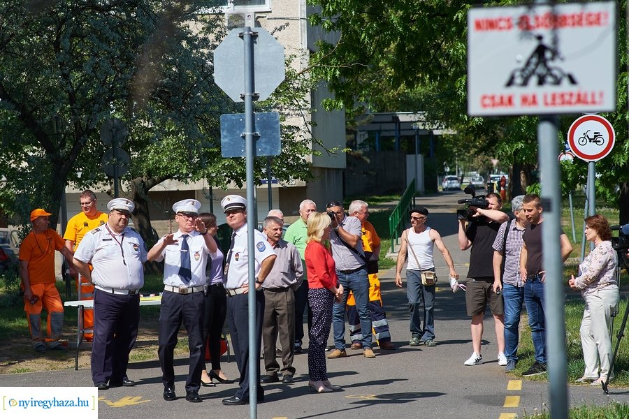 KRESZ tábla kihelyezés a Korányi-Eperjes utca sarkán 20220511