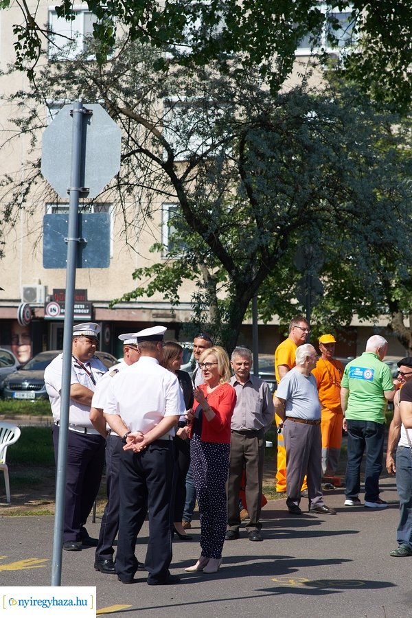 KRESZ tábla kihelyezés a Korányi-Eperjes utca sarkán 20220511