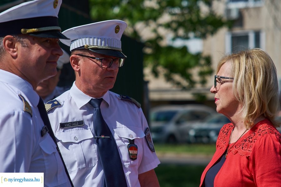 KRESZ tábla kihelyezés a Korányi-Eperjes utca sarkán 20220511