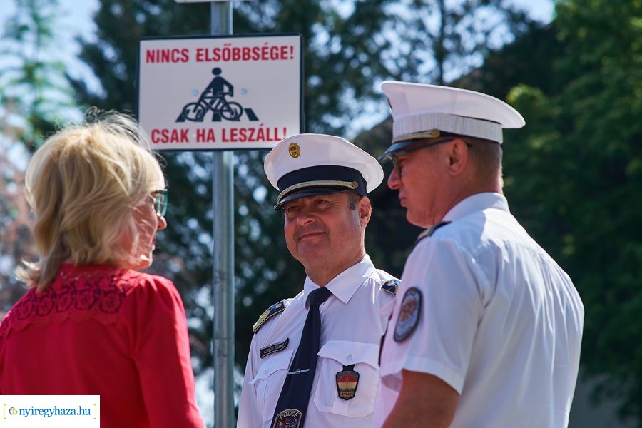 KRESZ tábla kihelyezés a Korányi-Eperjes utca sarkán 20220511