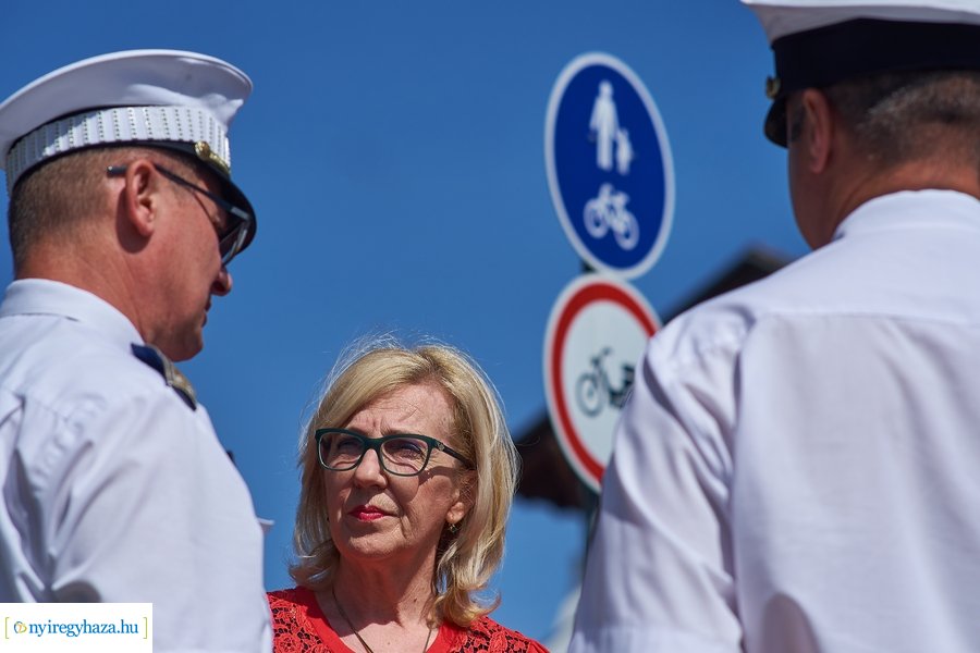 KRESZ tábla kihelyezés a Korányi-Eperjes utca sarkán 20220511