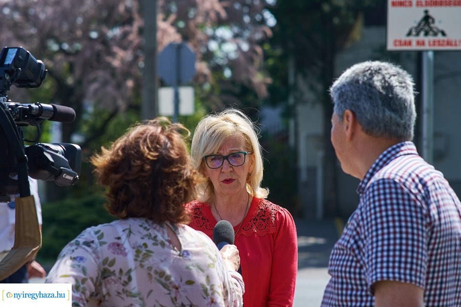 KRESZ tábla kihelyezés a Korányi-Eperjes utca sarkán 20220511