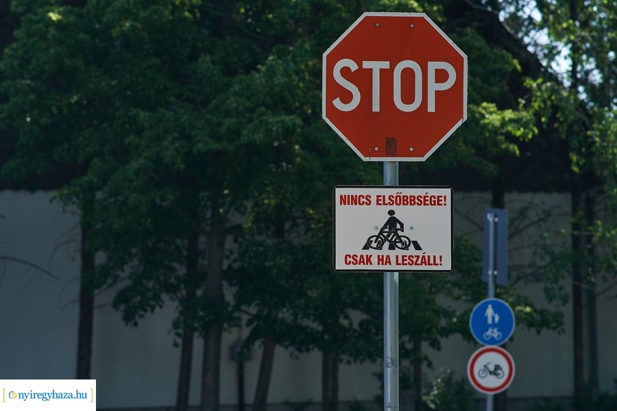 KRESZ tábla kihelyezés a Korányi-Eperjes utca sarkán 20220511