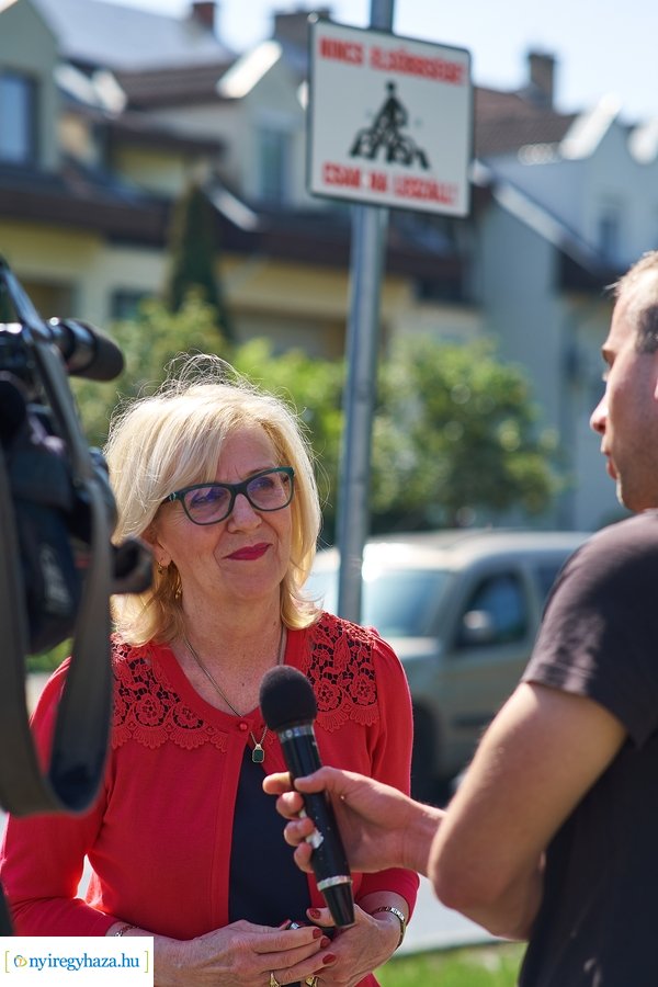 KRESZ tábla kihelyezés a Korányi-Eperjes utca sarkán 20220511