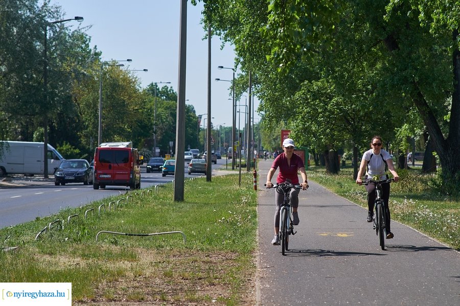KRESZ tábla kihelyezés a Korányi-Eperjes utca sarkán 20220511