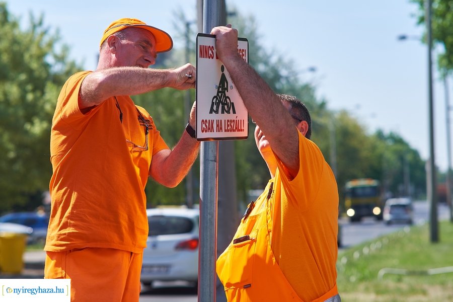 KRESZ tábla kihelyezés a Korányi-Eperjes utca sarkán 20220511