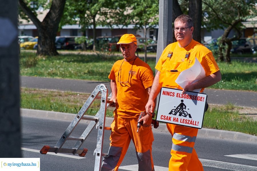 KRESZ tábla kihelyezés a Korányi-Eperjes utca sarkán 20220511