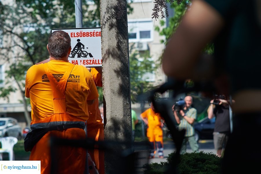 KRESZ tábla kihelyezés a Korányi-Eperjes utca sarkán 20220511