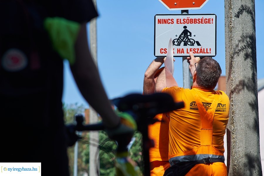 KRESZ tábla kihelyezés a Korányi-Eperjes utca sarkán 20220511